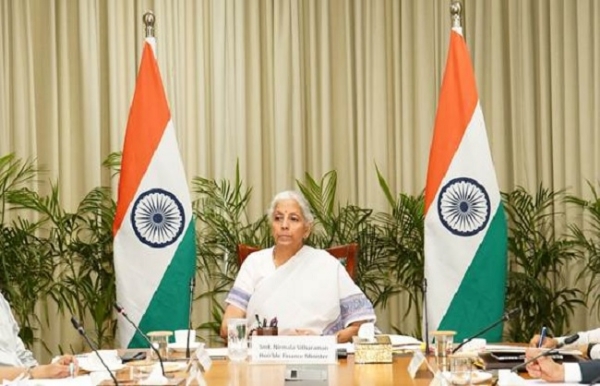 सार्वजनिक क्षेत्र के बैंकों और वित्तीय संस्थानों के प्रमुखों के साथ समीक्षा बैठक करते सीतारमण