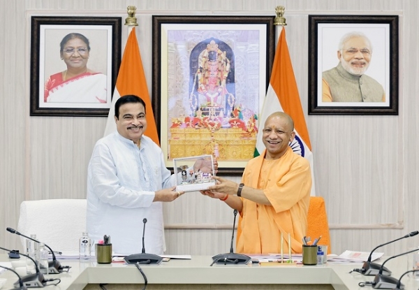 मुख्यमंत्री योगी के साथ केन्द्रीय मंत्री नितिन गडकरी मुख्यमंत्री योगी के साथ केन्द्रीय मंत्री नितिन गडकरी
