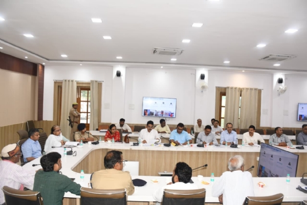 प्रयागराज में समीक्षा बैठक करते हुए मंत्री बेबी रानी मौर्य का छाया चित्र प्रयागराज में समीक्षा बैठक करते हुए मंत्री बेबी रानी मौर्य का छाया चित्र