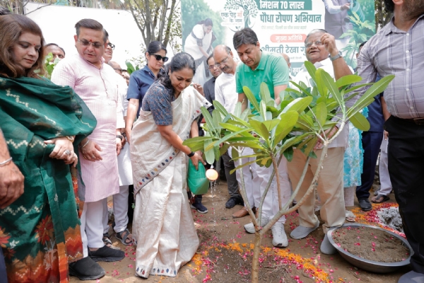दिल्ली की मुख्यमंत्री रेखा गुप्ता सोमवार को मॉडल टाउन में मिशन 70 लाख पौधा रोपण महाअभियान में हिस्सा लेते हुए दिल्ली की मुख्यमंत्री रेखा गुप्ता सोमवार को मॉडल टाउन में मिशन 70 लाख पौधा रोपण महाअभियान में हिस्सा लेते हुए