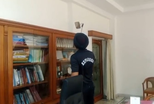 स्कूल में जांच करता हुआ बम निरोधक दस्ता स्कूल में जांच करता हुआ बम निरोधक दस्ता