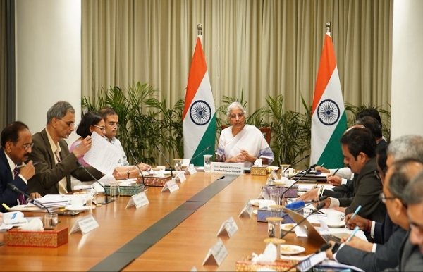 सार्वजनिक क्षेत्र के बैंकों और वित्तीय संस्थानों के प्रमुखों के साथ समीक्षा बैठक करते सीतारमण