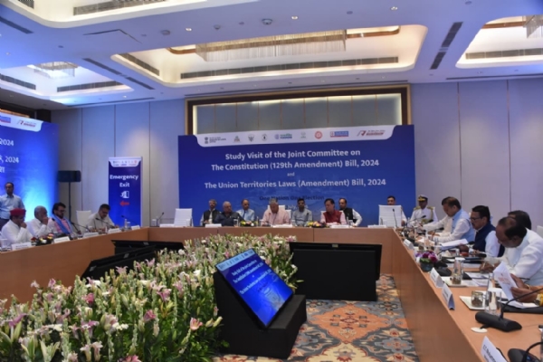 लखनऊ : ‘एक राष्ट्र, एक चुनाव’ पर संयुक्त संसदीय समिति ने विधानसभा अध्यक्ष सतीश महाना से किया संवाद लखनऊ : ‘एक राष्ट्र, एक चुनाव’ पर संयुक्त संसदीय समिति ने विधानसभा अध्यक्ष सतीश महाना से किया संवाद