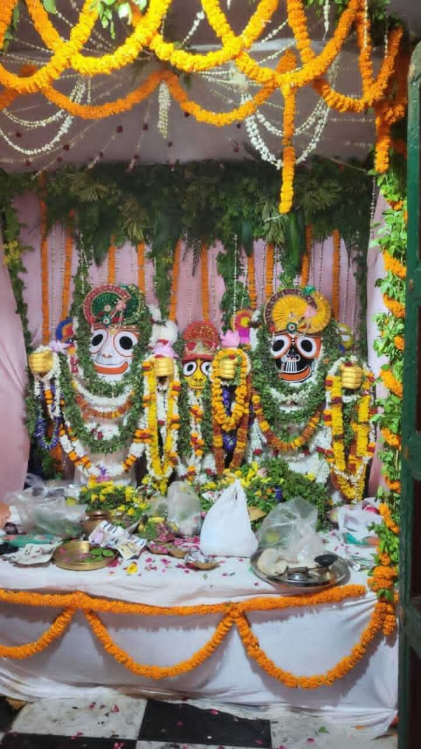 अस्सी स्थित जगन्नाथ मंदिर में भगवान के विग्रह का दर्शन पूजन करते श्रद्धालु अस्सी स्थित जगन्नाथ मंदिर में भगवान के विग्रह का दर्शन पूजन करते श्रद्धालु