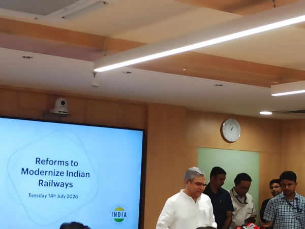 रेल मंत्री अश्विनी वैष्णव मंगलवार को रेल भवन में पत्रकारों को संबोधित करते हुए रेल मंत्री अश्विनी वैष्णव मंगलवार को रेल भवन में पत्रकारों को संबोधित करते हुए