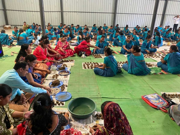 स्व-सहायता समूहों की महिलाओं द्वारा   सीड बॉल तैयार करते हुए