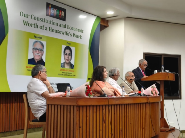 उच्चतम न्यायालय के न्यायाधीश न्यायमूर्ति संजय करोल के साथ अन्य लोग मौजूद। उच्चतम न्यायालय के न्यायाधीश न्यायमूर्ति संजय करोल के साथ अन्य लोग मौजूद।