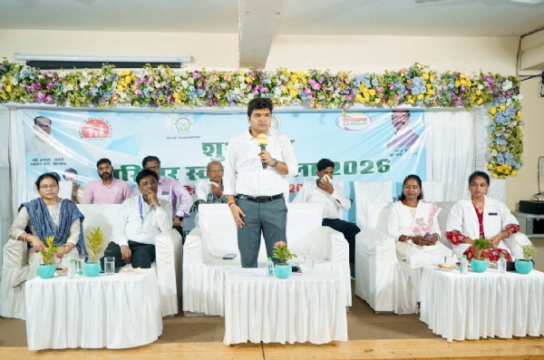 संबोधित करते उपयुक्त मनीष कुमार और स्वस्थ्यकर्मियों को प्रशस्ति पत्र प्रदान करते संबोधित करते उपयुक्त मनीष कुमार और स्वस्थ्यकर्मियों को प्रशस्ति पत्र प्रदान करते