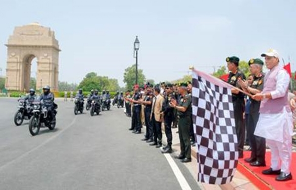 नई दिल्ली के नेशनल वॉर मेमोरियल से ‘शौर्य विजय यात्रा’ को रवाना करते रक्षा मंत्री राजनाथ सिंह