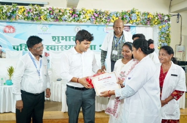 संबोधित करते उपयुक्त मनीष कुमार और स्वस्थ्यकर्मियों को प्रशस्ति पत्र प्रदान करते संबोधित करते उपयुक्त मनीष कुमार और स्वस्थ्यकर्मियों को प्रशस्ति पत्र प्रदान करते