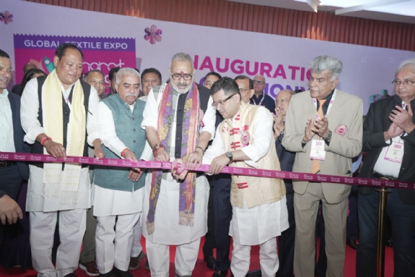 केन्द्रीय मंत्री गिरिराज सिंह के साथ अन्य लोग मौजूद। केन्द्रीय मंत्री गिरिराज सिंह के साथ अन्य लोग मौजूद।