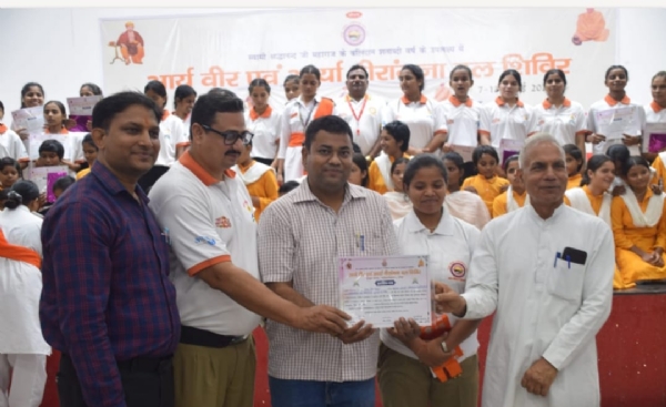 प्रतिभागियों को प्रशस्ति पत्र देते हुए प्रतिभागियों को प्रशस्ति पत्र देते हुए