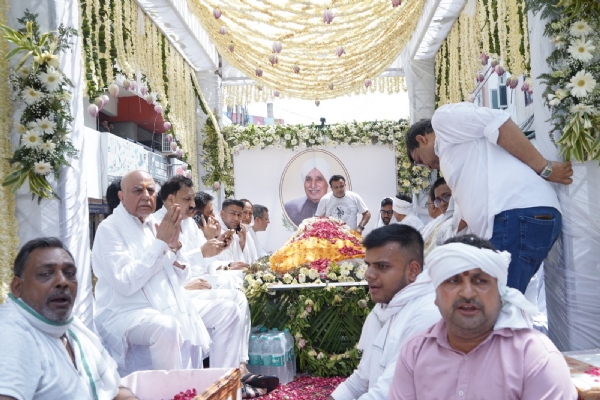 अंतिम संस्कार के लिए पार्थिव शव अग्रोहा ले जाते पूर्व सांसद डॉ. सुभाष चन्द्रा व अन्य परिजन। अंतिम संस्कार के लिए पार्थिव शव अग्रोहा ले जाते पूर्व सांसद डॉ. सुभाष चन्द्रा व अन्य परिजन।