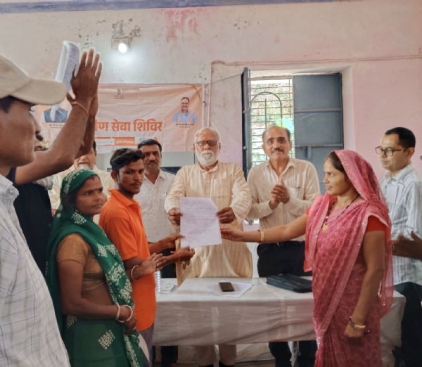 भूखण्ड आवंटन का पत्र सोपते हुए भूखण्ड आवंटन का पत्र सोपते हुए