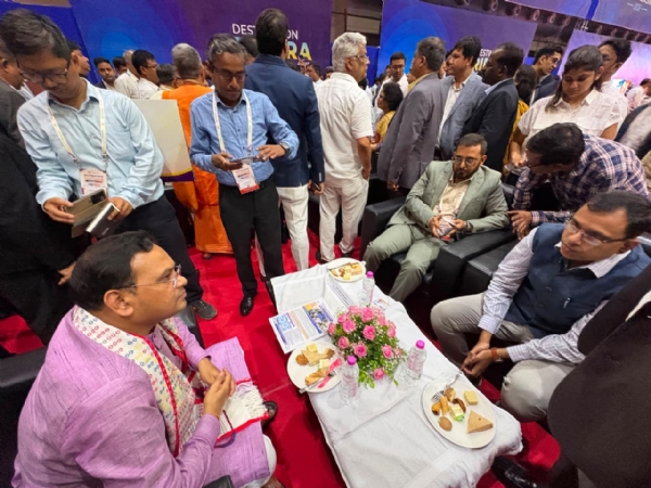 त्रिपक्षीय समझौते के बाद उपस्थित गणमान्य अतिथि और प्रतिनिधि त्रिपक्षीय समझौते के बाद उपस्थित गणमान्य अतिथि और प्रतिनिधि