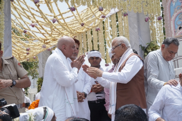 डॉ. सुभाष चन्द्रा को सांत्वना देते केन्द्रीय मंत्री मनोहर लाल। डॉ. सुभाष चन्द्रा को सांत्वना देते केन्द्रीय मंत्री मनोहर लाल।