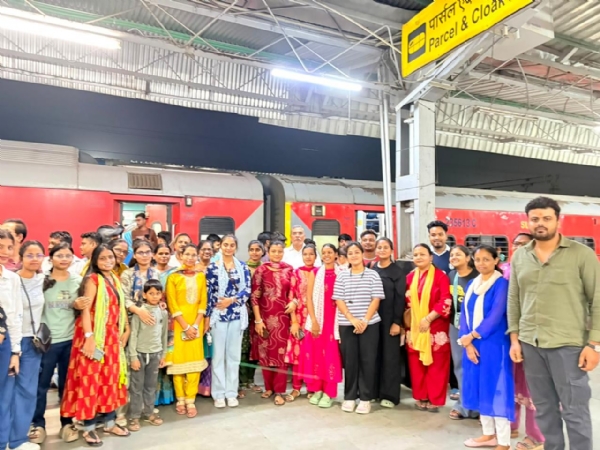 रवाना होने से पूर्व संस्थान के सदस्य और छात्रगण रवाना होने से पूर्व संस्थान के सदस्य और छात्रगण
