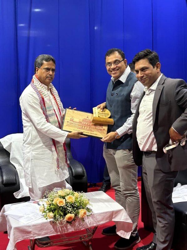 त्रिपक्षीय समझौते के बाद उपस्थित गणमान्य अतिथि और प्रतिनिधि त्रिपक्षीय समझौते के बाद उपस्थित गणमान्य अतिथि और प्रतिनिधि