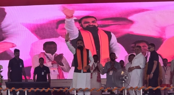 आम जनता का अभिवादन करते मुख्यमंत्री आम जनता का अभिवादन करते मुख्यमंत्री