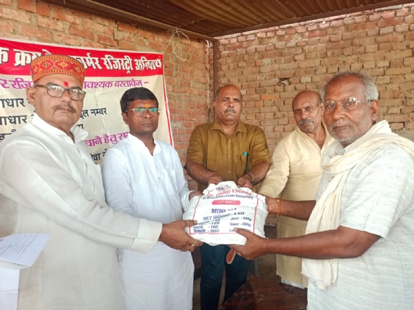किसान को कृषि किट देते भाजपा जिलाध्यक्ष लाल बहादुर सरोज व अन्य। किसान को कृषि किट देते भाजपा जिलाध्यक्ष लाल बहादुर सरोज व अन्य।