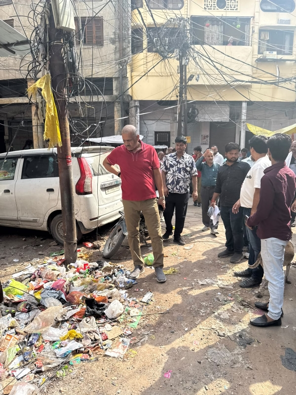 निरीक्षण के दौरान विधायक अमिताभ बाजपेयी व अन्य निरीक्षण के दौरान विधायक अमिताभ बाजपेयी व अन्य