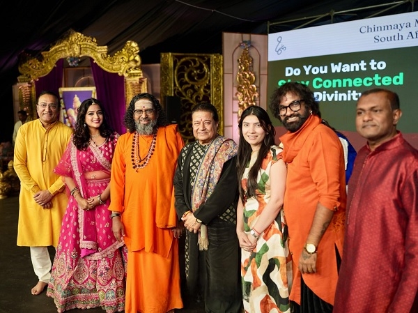 डरबन के चैट्सवर्थ स्टेडियम में मैन टू हनुमान कार्यक्रम में स्वामी अभेदानंद, पद्म श्री भजन सम्राट अनूप जलोटा व अन्य अतिथि