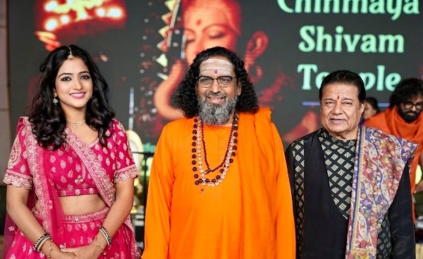डरबन के चैट्सवर्थ स्टेडियम में मैन टू हनुमान कार्यक्रम में सिंगर-एक्टर अनुजा सहाय, स्वामी अभेदानंद तथा पद्मश्री भजन सम्राट अनूप जलोटा