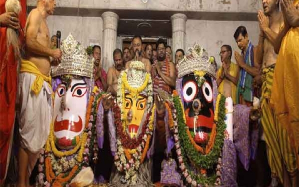 भगवान के दर्शन करते भक्त
