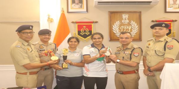 महिला-प्रधान-आरक्षिके पुष्पा-चाहर: तथा रमा-यादव: च क्रीडास्पर्धासु स्वर्ण-रजत-पदकानि प्राप्तवत्यौ