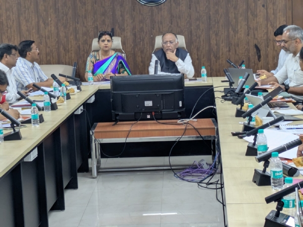 बैठक करते अपर मुख्य सचिव चिकित्सा एवं स्वास्थ्य अमित घोष बैठक करते अपर मुख्य सचिव चिकित्सा एवं स्वास्थ्य अमित घोष