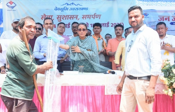 पिथौरागढ़ जिले के राजकीय उच्चतर माध्यमिक विद्यालय तोली में आयोजित जनसुनवाई शिविर के दौरान कैबिनेट मंत्री रेखा आर्या पात्र लाभार्थियों को सहायक उपकरण एवं अन्य सहायता सामग्री वितरित करती हुईं। पिथौरागढ़ जिले के राजकीय उच्चतर माध्यमिक विद्यालय तोली में आयोजित जनसुनवाई शिविर के दौरान कैबिनेट मंत्री रेखा आर्या पात्र लाभार्थियों को सहायक उपकरण एवं अन्य सहायता सामग्री वितरित करती हुईं।