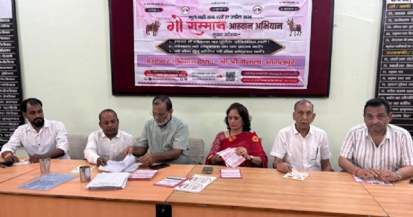 प्रदर्शन करते लोग प्रदर्शन करते लोग