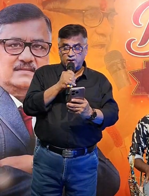 मंच पर गीत गाते भास्कर भट्टाचार्य मंच पर गीत गाते भास्कर भट्टाचार्य