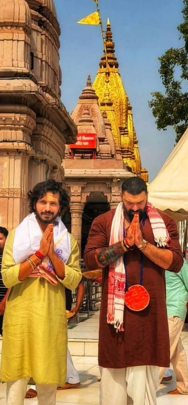 श्रीकाशी विश्वनाथ मंदिर में दर्शन के बाद वेब सीरीज कलाकार
