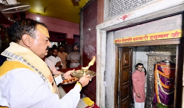 आरती करते हुए केशव प्रसाद मौर्य आरती करते हुए केशव प्रसाद मौर्य