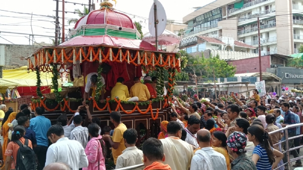 तीन दिवसीय रथयात्रा मेले में दर्शन पूजन करते श्रद्धालु तीन दिवसीय रथयात्रा मेले में दर्शन पूजन करते श्रद्धालु