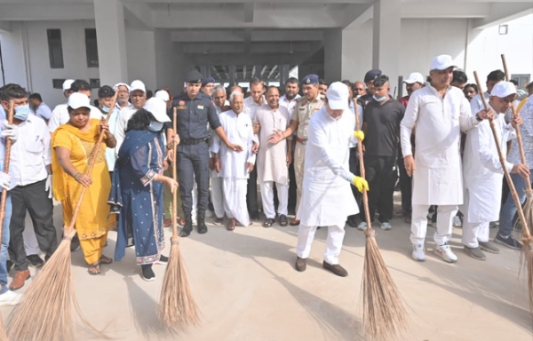सोनीपत: पर्यटन मंत्री डॉ. अरविंद शर्मा अपनी धर्मपत्नी डॉ. रीता शर्मा एवं कार्यकर्ताओं के साथ स्वच्छता अभियान चलाते हुए। सोनीपत: पर्यटन मंत्री डॉ. अरविंद शर्मा अपनी धर्मपत्नी डॉ. रीता शर्मा एवं कार्यकर्ताओं के साथ स्वच्छता अभियान चलाते हुए।