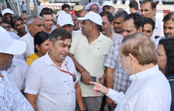 साेनीपत पर्यटन मंत्री डॉ. अरविंद शर्मा ने अपनी धर्मपत्नी डॉ. रीता शर्मा एवं कार्यकर्ताओं के साथ रेलवे स्टेशन पर निरीक्षण करते हुए नेता व अधिकारी साेनीपत पर्यटन मंत्री डॉ. अरविंद शर्मा ने अपनी धर्मपत्नी डॉ. रीता शर्मा एवं कार्यकर्ताओं के साथ रेलवे स्टेशन पर निरीक्षण करते हुए नेता व अधिकारी
