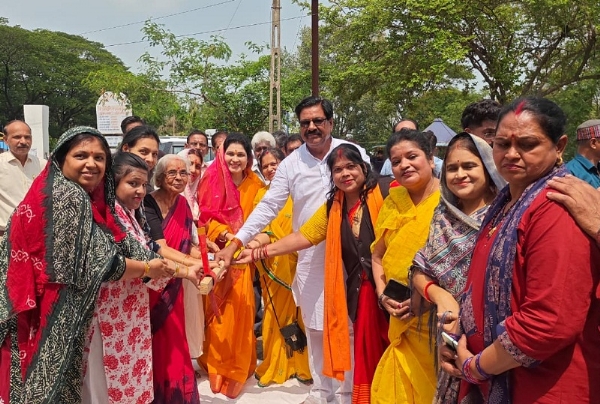 भोपाल के गोविंदपुरा क्षेत्र में विकास कार्यों का भूमिपूजन करते हुए राज्यमंत्री कृष्णा गौर