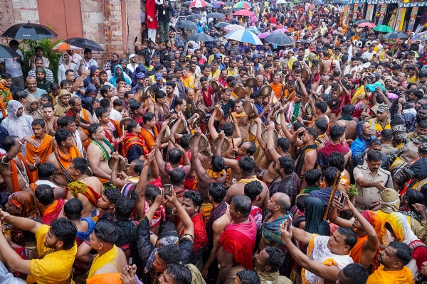 पहंडी अनुष्ठान के साथ भगवान जगन्नाथ की भव्य यात्रा का शुभारंभ पहंडी अनुष्ठान के साथ भगवान जगन्नाथ की भव्य यात्रा का शुभारंभ