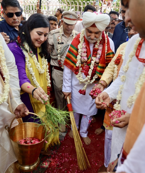 दिल्ली के उपराज्यपाल तरनजीत सिंह संधू गुरुवार को हौज खास स्थित जगन्नाथ मंदिर में भगवान जगन्नाथ की 48वीं वार्षिक रथ यात्रा