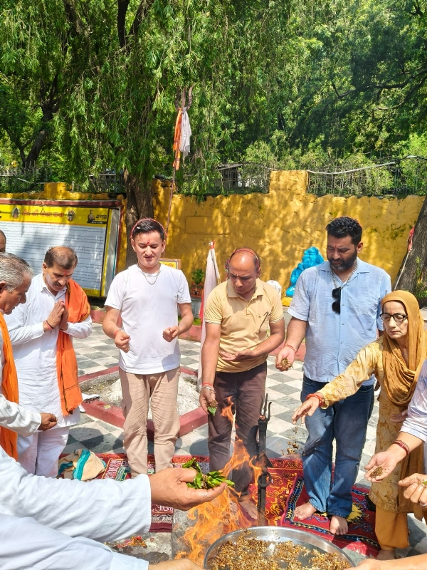 श्रावण संक्रांति पर भक्तिमय हुआ सिरमौर, रेणुकाजी में हवन-यज्ञ, जिलाभर में देवी-देवताओं के मंदिरों में उमड़े श्रद्धालु श्रावण संक्रांति पर भक्तिमय हुआ सिरमौर, रेणुकाजी में हवन-यज्ञ, जिलाभर में देवी-देवताओं के मंदिरों में उमड़े श्रद्धालु