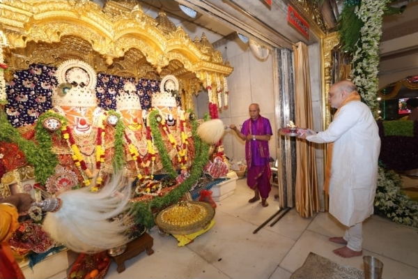 भगवान जगन्नाथ की मंगल आरती में शामिल हुए अमित शाह भगवान जगन्नाथ की मंगल आरती में शामिल हुए अमित शाह