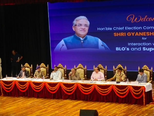 मुरादाबाद के तीर्थंकर महावीर विश्वविद्यालय में आयोजित संवाद कार्यक्रम में मंचासीन मुख्य निर्वाचन आयुक्त, मुख्य निर्वाचन अधिकारी व अन्य।