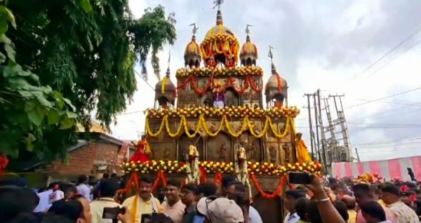 रानीगंज राजबाड़ी की भव्य रथ यात्रा रानीगंज राजबाड़ी की भव्य रथ यात्रा