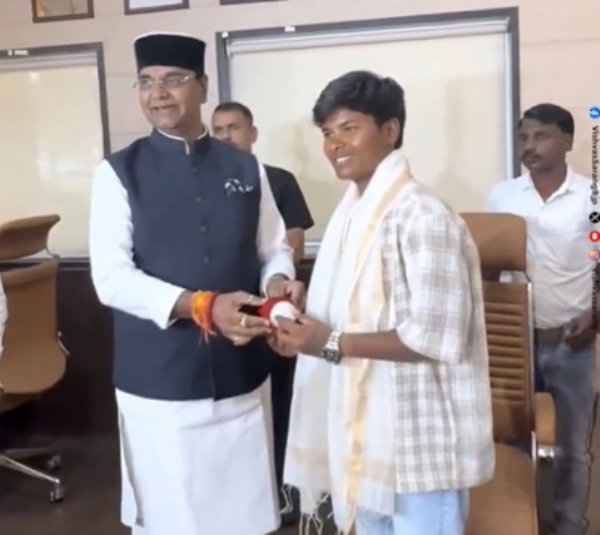 मंत्री विश्वास कैलाश सारंग ने भारतीय महिला क्रिकेटर क्रांति गौड़ का किया सम्मान मंत्री विश्वास कैलाश सारंग ने भारतीय महिला क्रिकेटर क्रांति गौड़ का किया सम्मान