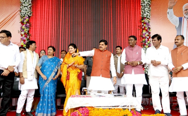 टीकमगढ़ जिले में विकास कार्यों का किया लोकार्पण एवं भूमि-पूजन करते हुए मुख्यमंत्री टीकमगढ़ जिले में विकास कार्यों का किया लोकार्पण एवं भूमि-पूजन करते हुए मुख्यमंत्री
