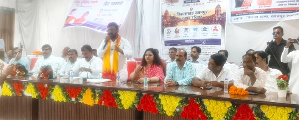 शिविर के दौरान मंचासीन अतिथि शिविर के दौरान मंचासीन अतिथि