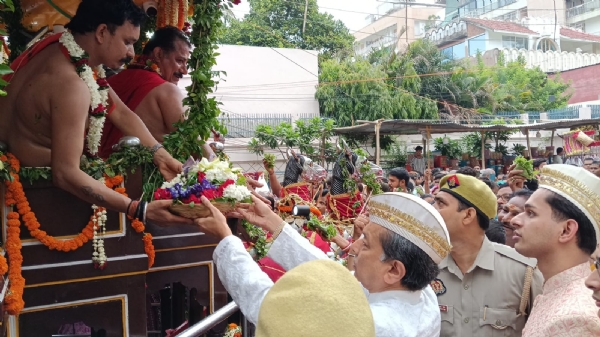 रथयात्रा मेले में भगवान जगन्नाथ का दर्शन करते महाराज अनंत नारायण सिंह रथयात्रा मेले में भगवान जगन्नाथ का दर्शन करते महाराज अनंत नारायण सिंह