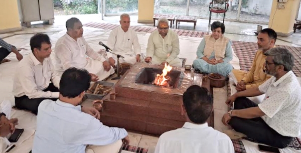 यज्ञ में आहूति डालते हुए यज्ञ में आहूति डालते हुए